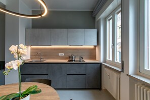 Een koelkast, een magnetron, een vaatwasser