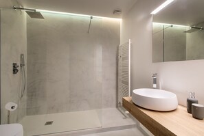 Hair dryer, bidet, towels, soap - C-Apartment Scrovegni luxury suite in the historic center of Padua (Padova)