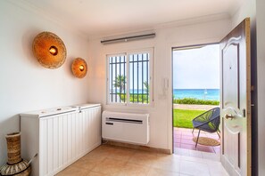 Ein Zimmer mit Meerblick, einem Heizkörper, einer Tür und zwei Wandleuchten.