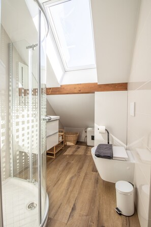 Shower, hair dryer, towels, soap - BLED LAKE HOUSE - Apartment Sky (Radovljica)