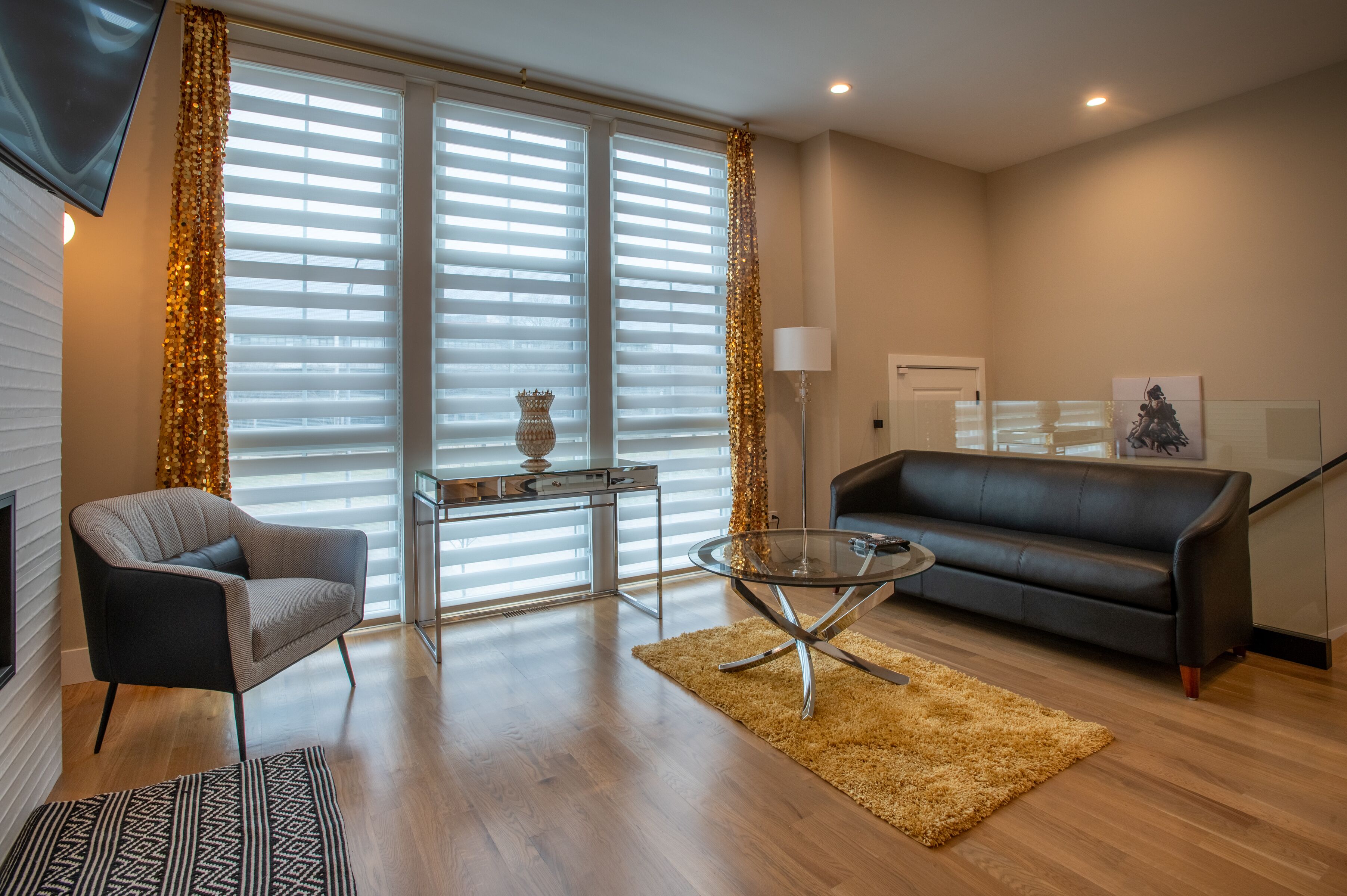 智能电视、壁炉、书、立体声音响