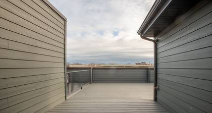 Ahh-mazing Home, rooftop deck, near lake front. Easy commute to Navy Pier/Loop.
