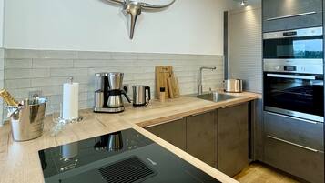Fridge, microwave, stovetop, dishwasher