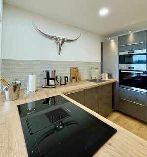 Fridge, microwave, stovetop, dishwasher