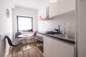 Køleskab, kogeplade, kaffe-/temaskine, elkedel