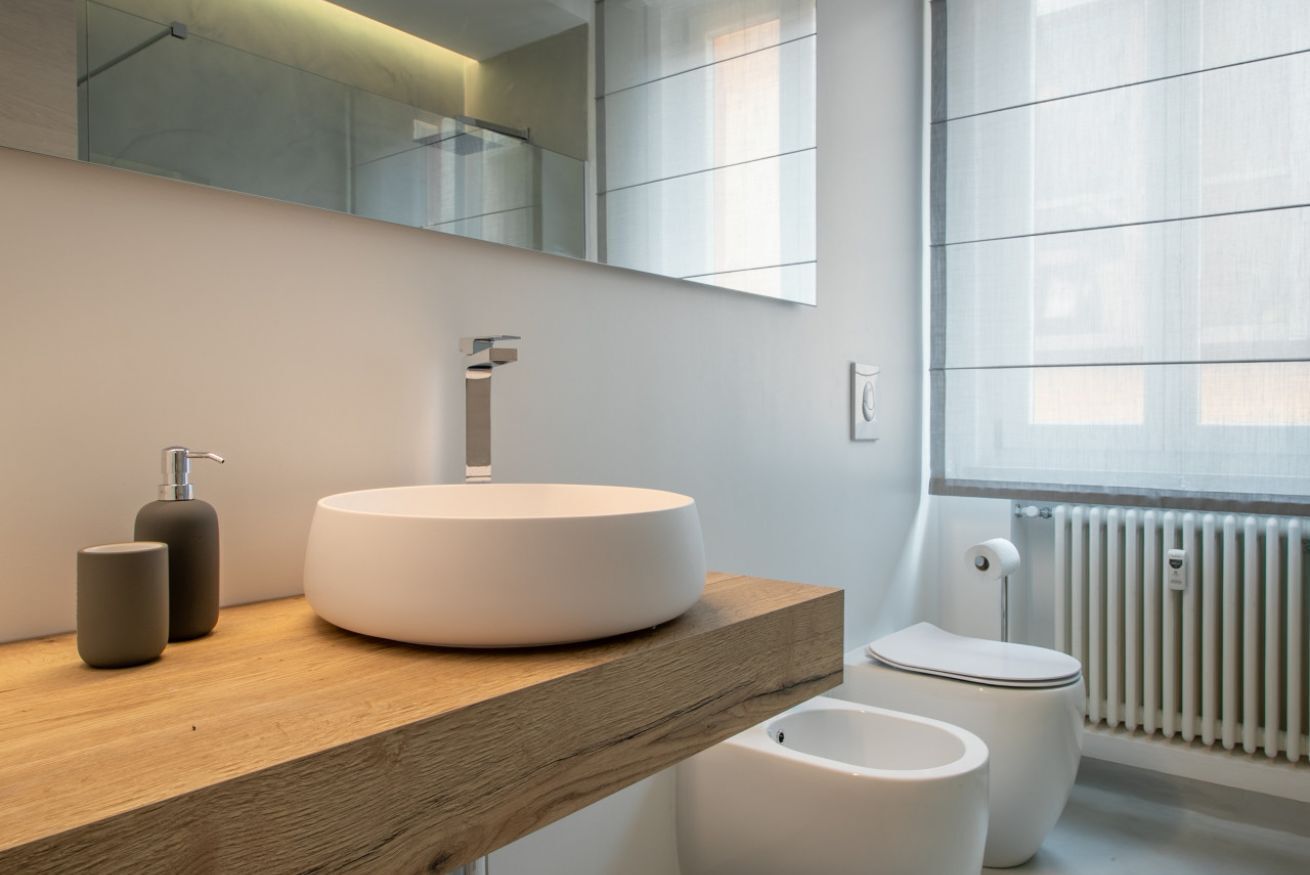 Douche, sèche-cheveux, bidet, serviettes fournies
