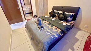 A bedroom with a bed, a wardrobe, a bathroom, and a door. - D'Summit Residences by YML Homestay (Johor Bahru)