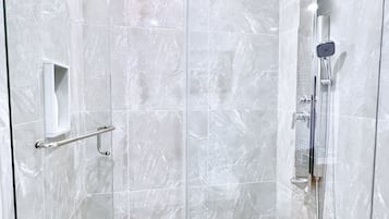 Kamar Double Superior | Kamar mandi | Shower, pancuran hujan, pengering rambut, dan handuk