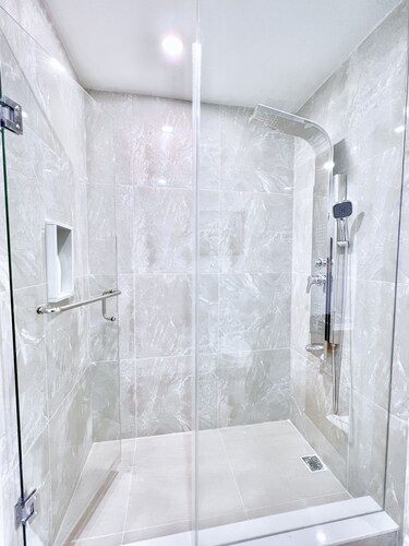 Luxury Renovated Rooms Central Vaughan