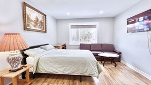 Superior Double Room - Luxury Renovated Rooms Central Vaughan (Vaughan)