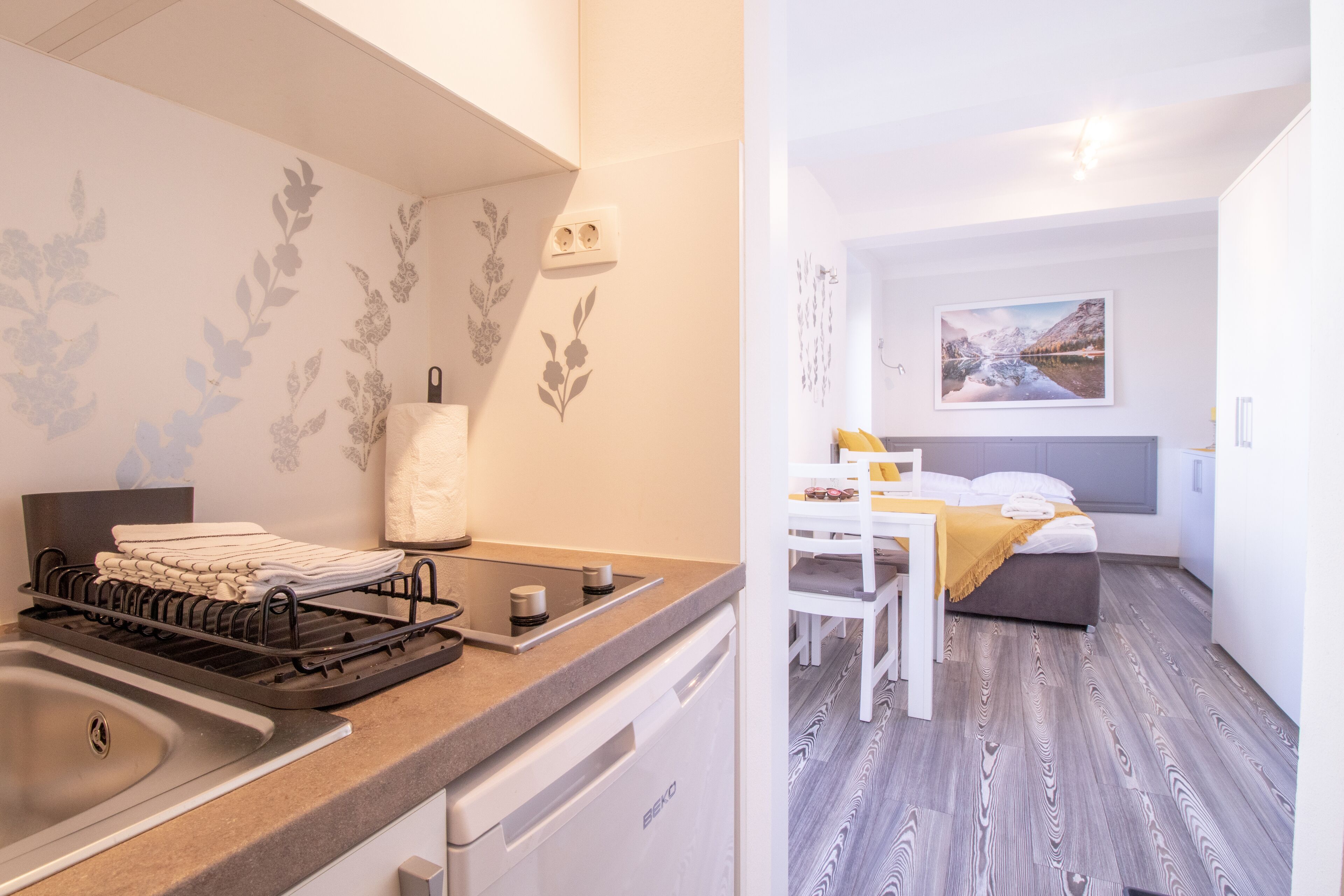 Refrigerador, placa de cocina, cafetera/tetera, tetera/pava eléctrica