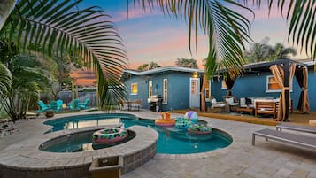 Utendørsbasseng og et oppvarmet basseng