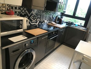 Fridge, microwave, stovetop, dishwasher - Apartment 5mns center of Aix en Provence - Parking - Terrace (Aix-en-Provence)