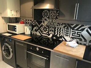 Kühlschrank, Mikrowelle, Herdplatte, Geschirrspüler