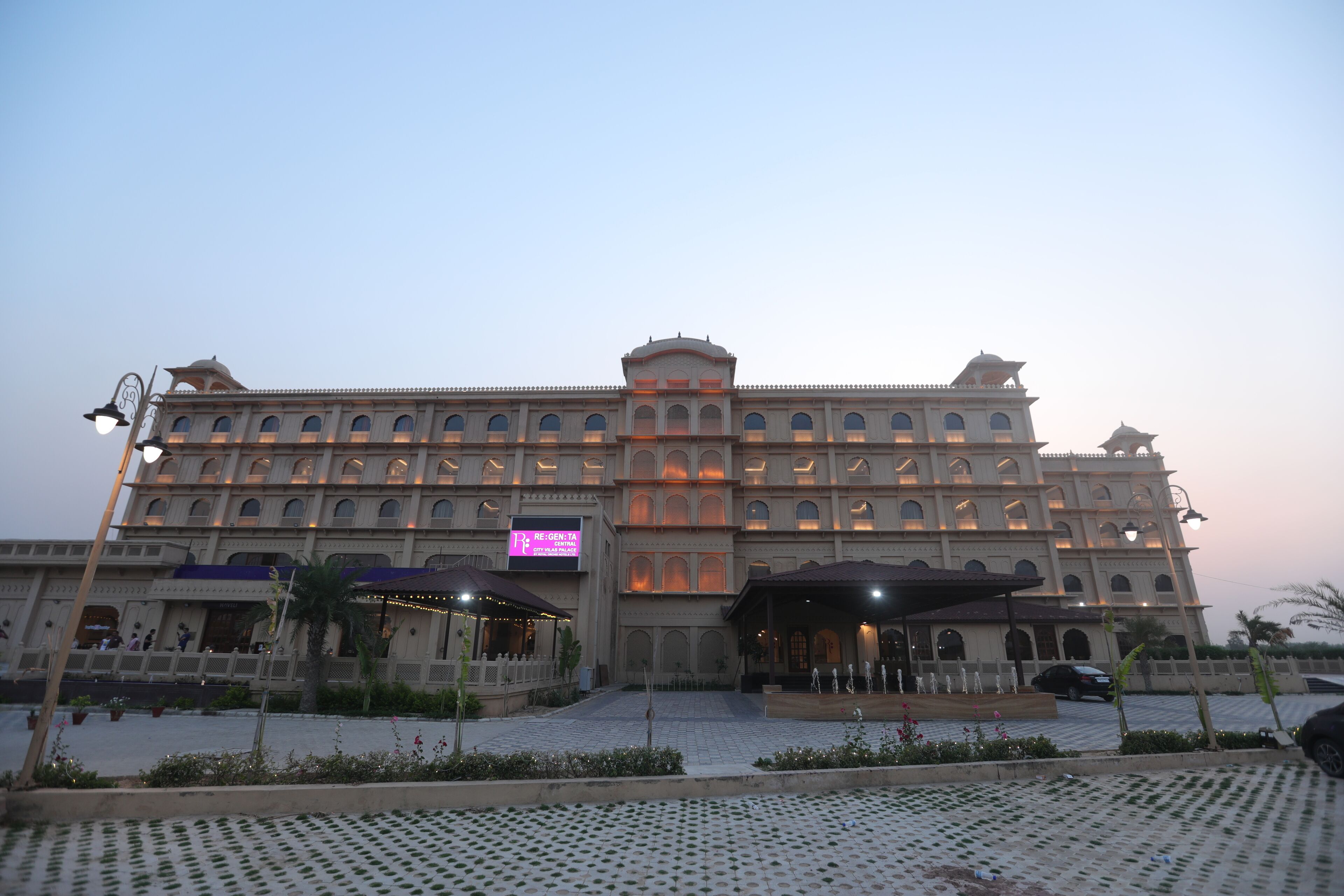 Um hotel grande, de vários andares, com uma cúpula central e janelas em arco.