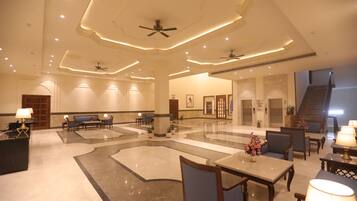 Área de estar no saguão