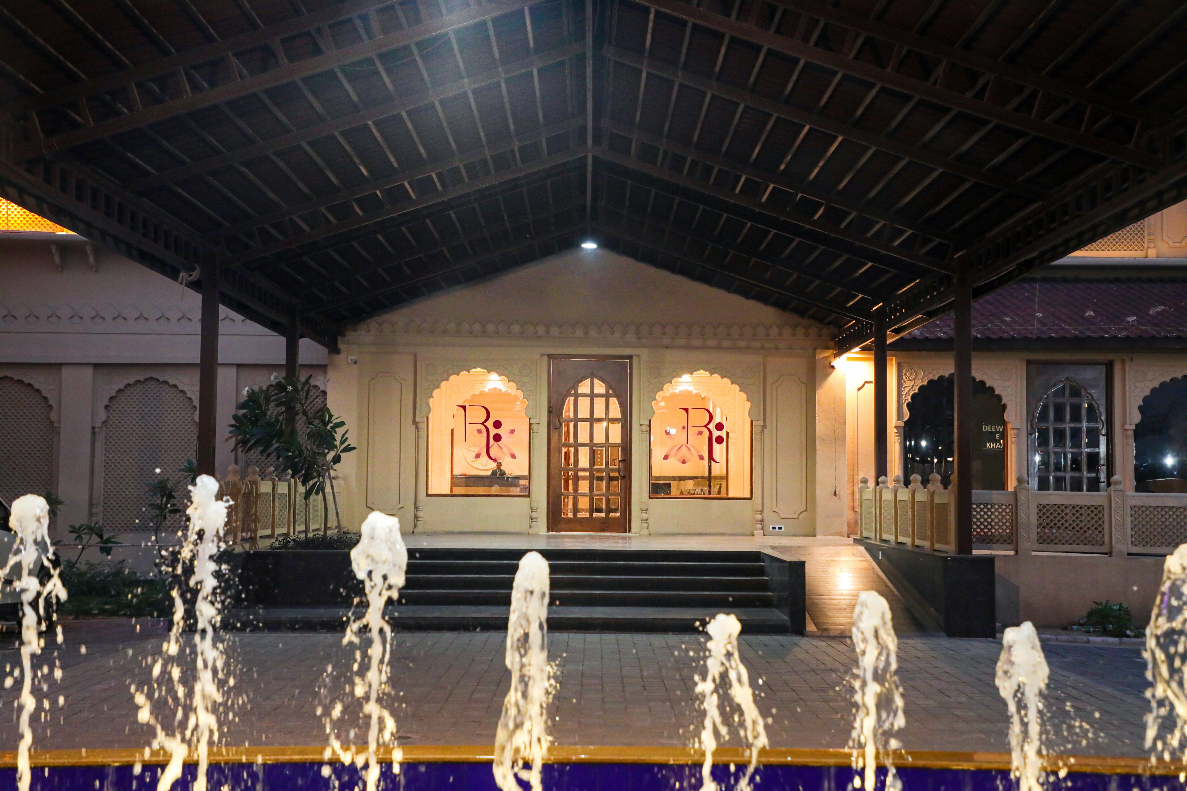 Un edificio con architettura tradizionale, caratterizzato da un ingresso centrale con una porta in legno e due finestre illuminate con motivi decorativi.