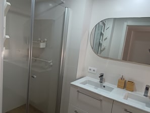 Séchoir à cheveux, serviettes fournies, savon, papier de toilette