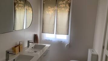 Hiustenkuivaaja, pyyhkeet, saippua, vessapaperi