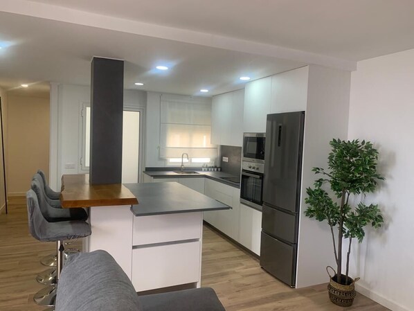 Réfrigérateur, micro-ondes, four, plaque de cuisson