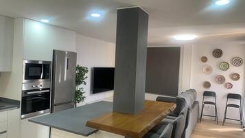 JÀÀkaappi, mikroaaltouuni, uuni, liesi