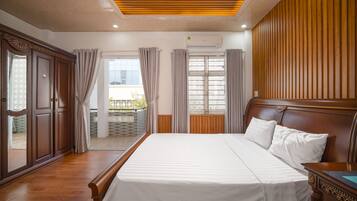 5 bedrooms, desk, WiFi, bed sheets