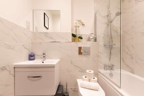 Badekar, hårføner, håndklær og såpe