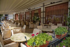 Outdoor dining - MENADA * KAROLINA * Apartment with Pool View (Sunny Beach)