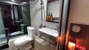 Shower, pengering rambut, handuk, dan sampo