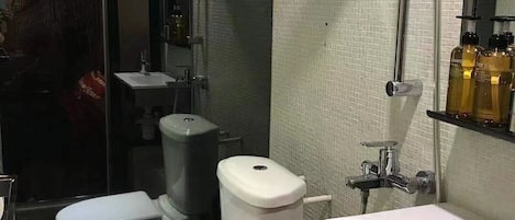 Basic Single Room | Bathroom | Shower, hair dryer, towels, shampoo
