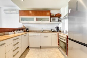 Køleskab, mikrobølgeovn, ovn, opvaskemaskine