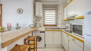 Wasserkocher mit Kaffee-/Teezubehör, Kühlschrank, Mikrowelle