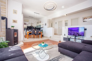 Smart TV, fireplace - Last minute! Villa for 6 with private pool and Seaview (Jesenice)