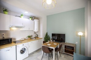 Fridge, microwave, stovetop, coffee/tea maker - Rentalsevilla Escapada en San Luis (Sevilla)