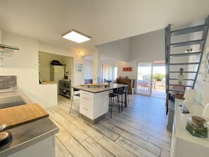 Fridge, microwave, oven, stovetop - Seafront house (Fleury)