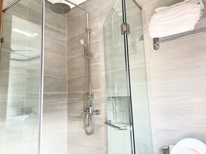 Tremannsrom – deluxe | Bad | Dusj, regndusjhode, designertoalettartikler og hårføner