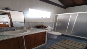 A bathroom with a sink, toilet, and shower. - Oxen Car House 1 Bedroom (Capelo)