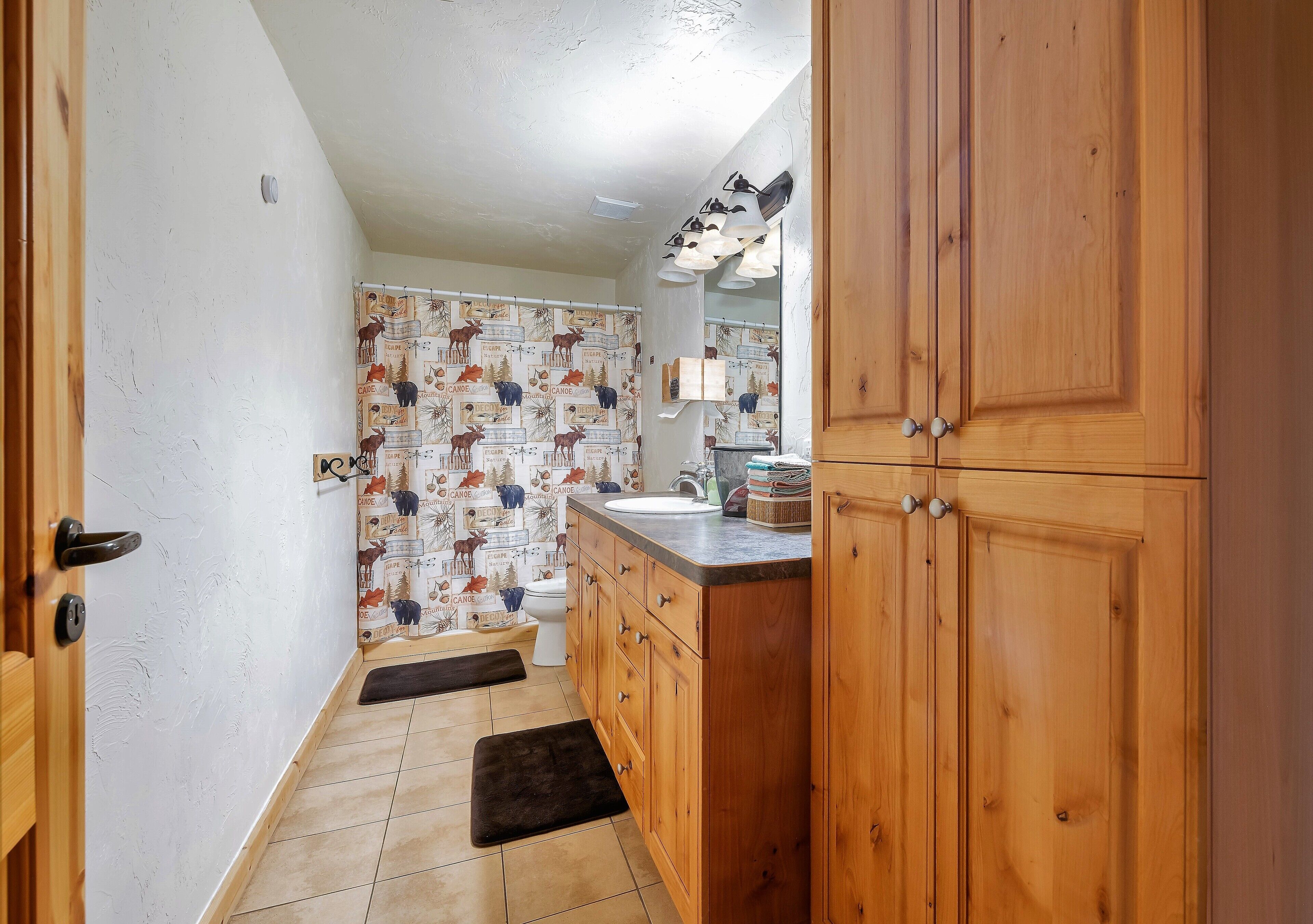 Dormitorio compartido básico, no fumadores | Baño | Ducha y bañera combinadas y artículos de higiene personal gratuitos