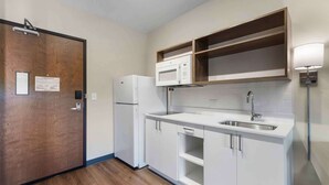 Standard Studio, 1 Queen Bed, Non Smoking, Refrigerator & Microwave | Private kitchen