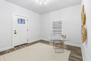 Comfort Apartment | 4 bedrooms, free WiFi, bed sheets - Spacious 4 Br Near FL Aquarium (Tampa)