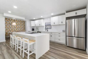 舒適公寓 | 私人廚房 | 大型冰箱、微波爐、烤箱、爐台