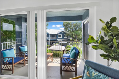 310C - Boca Retreat w/ Pool, Parking, Near Evert Tennis & Shops