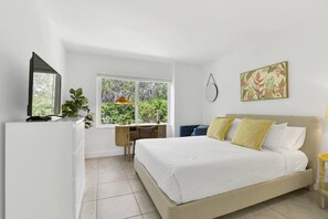3 bedrooms, desk, iron/ironing board, travel crib - 310C - Boca Retreat w/ Pool, Parking, Near Evert Tennis & Shops (Boca Raton)