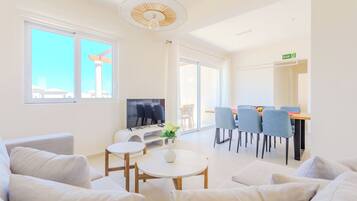 Penthouse, 4 Bedrooms, Pool View | Living area