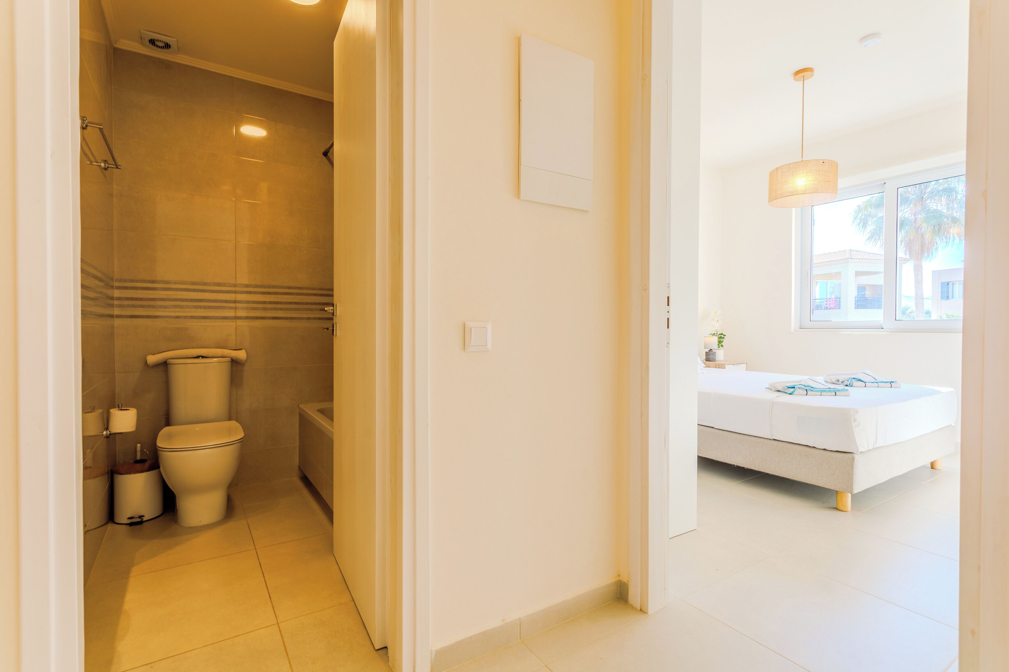 Un bagno con il water, doccia e lavandino.