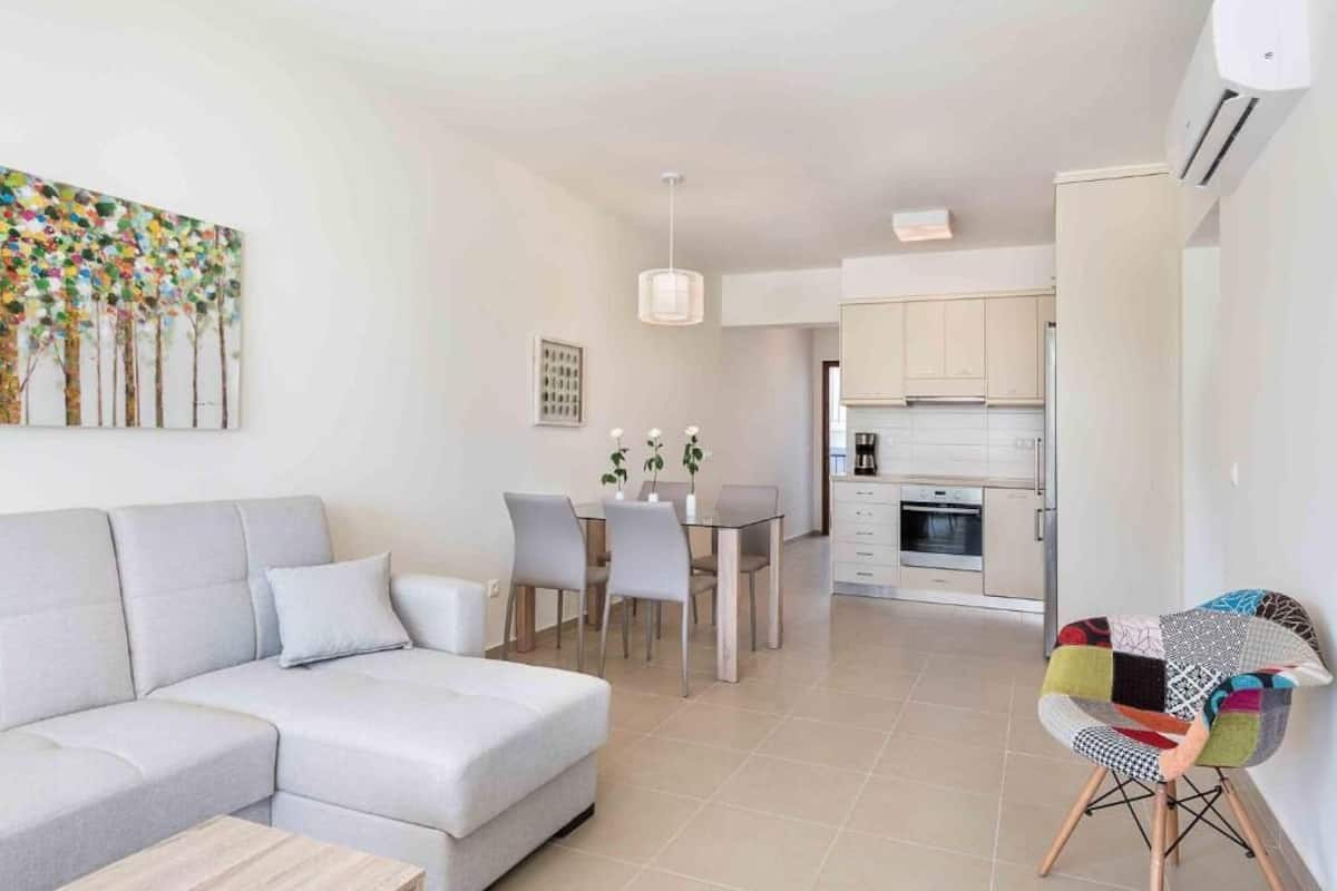 Junior Apartment | Living area | Flat-screen TV