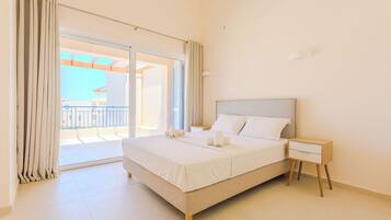 Penthouse, 4 Bedrooms, Pool View | Free WiFi, bed sheets