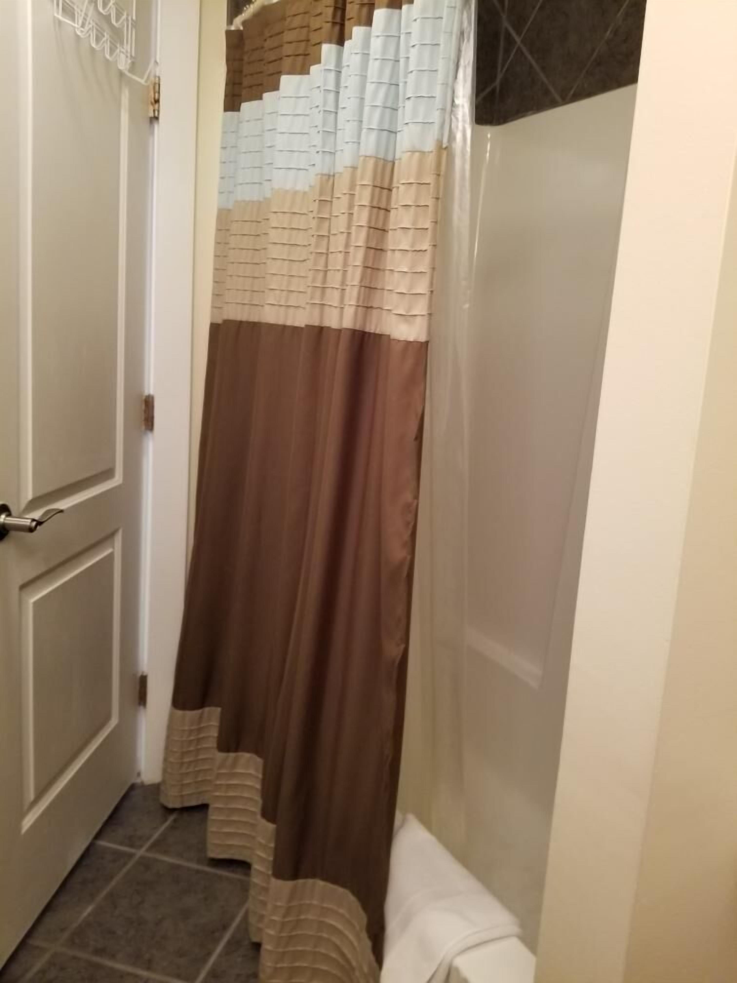 Ensemble douche/baignoire, serviettes fournies