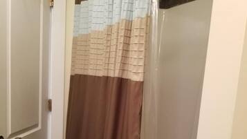 Ensemble douche/baignoire, serviettes fournies