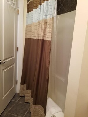 Combined shower/bathtub, towels